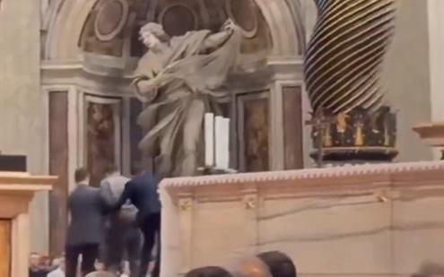 Un bărbat a fost reţinut după ce a urinat pe altarul Bazilicii Sfântul Petru