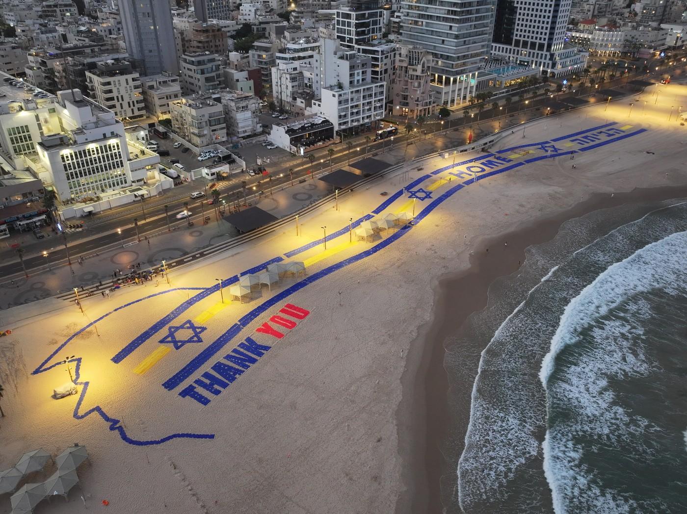 Donald Trump, primire grandioasă în Israel. Preşedintele şi premierul, la aeroport; desen gigant pe plajă