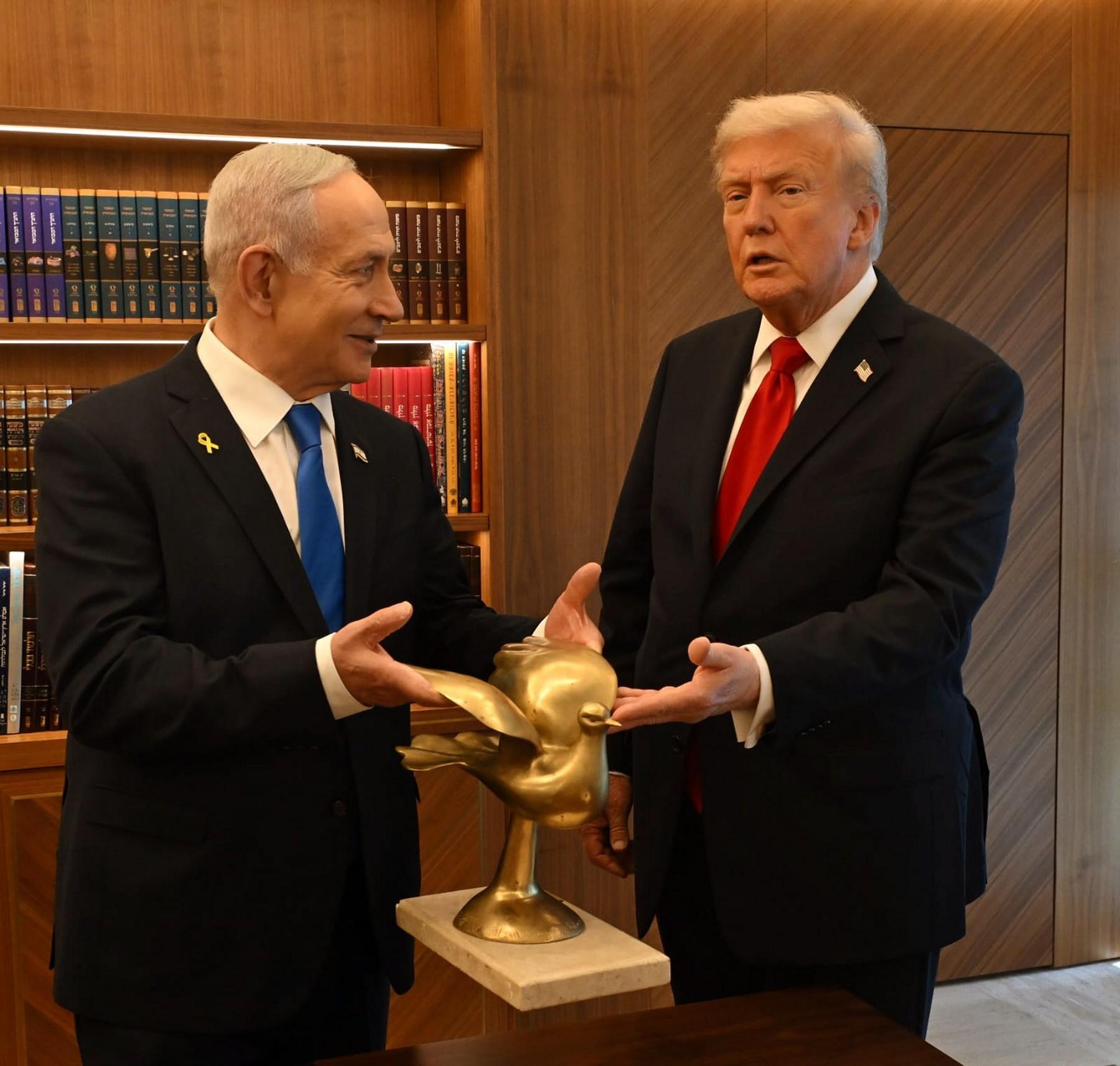 Trump, ovaționat în picioare în Parlamentul israelian. A primit o statuetă cu un porumbel al păcii din aur