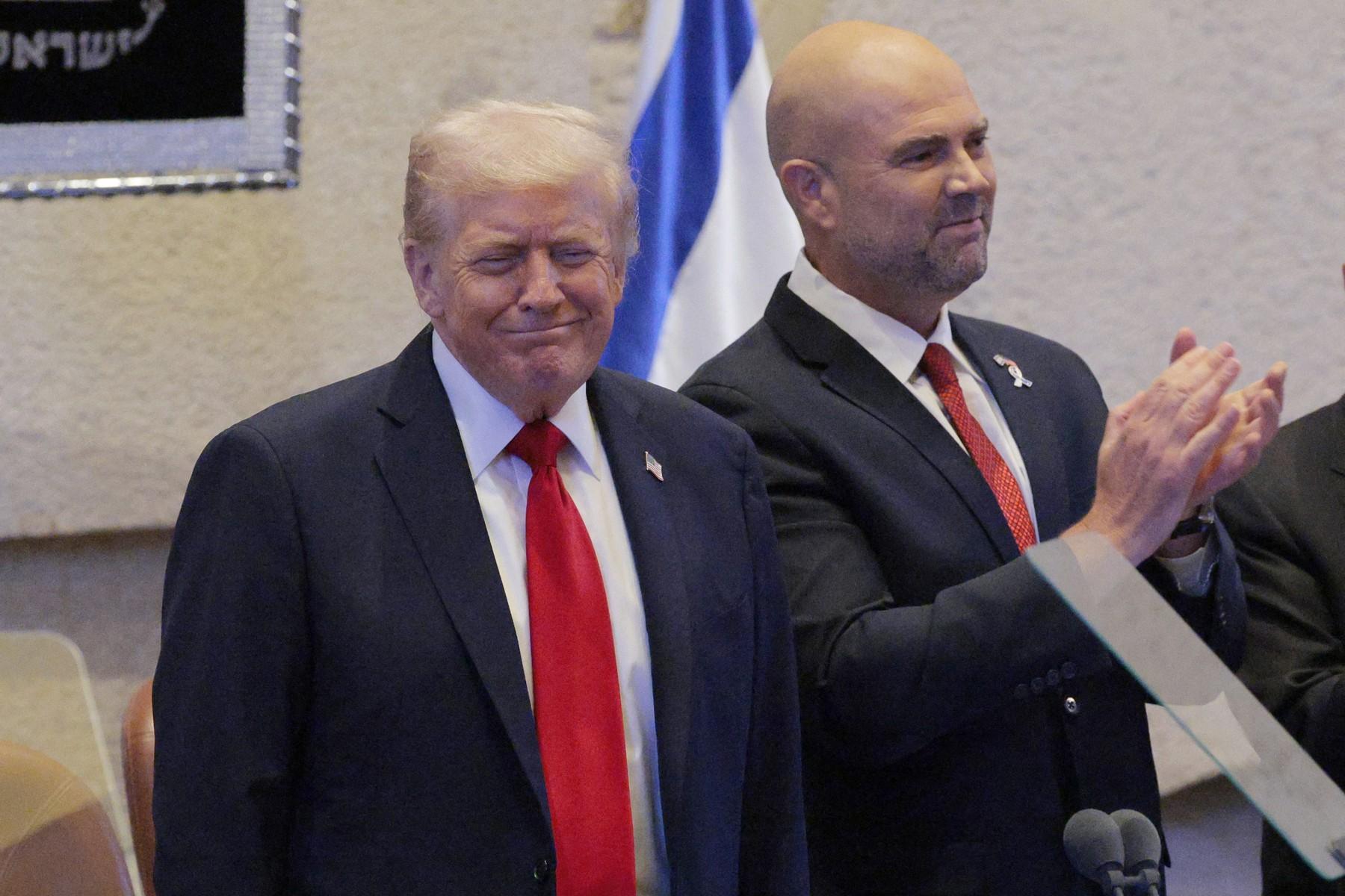 Trump, ovaționat în picioare în Parlamentul israelian. A primit o statuetă cu un porumbel al păcii din aur