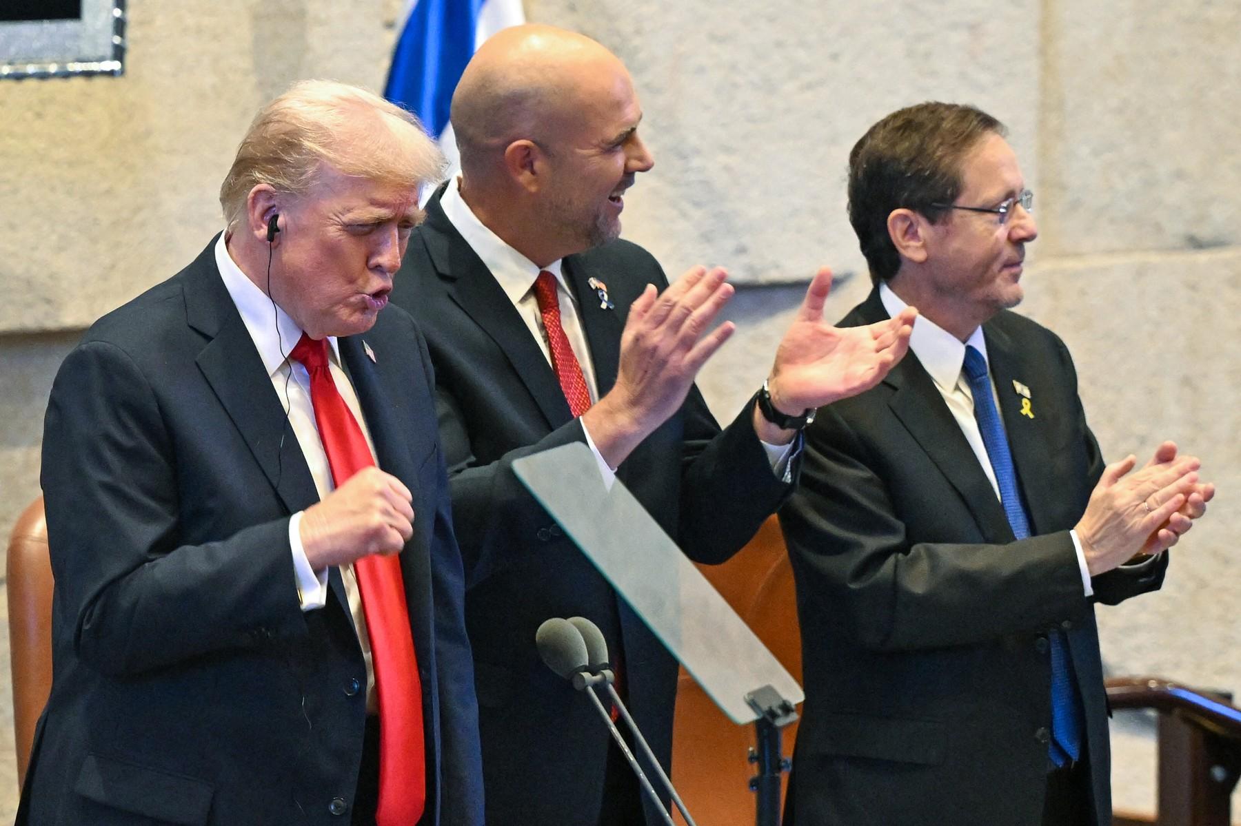 Trump, ovaționat în picioare în Parlamentul israelian. A primit o statuetă cu un porumbel al păcii din aur