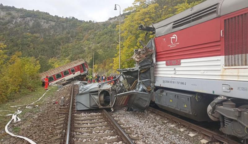 Accident cu 100 de răniţi în Slovacia. Două trenuri de pasageri s-au ciocnit frontal, în regiunea Kosice