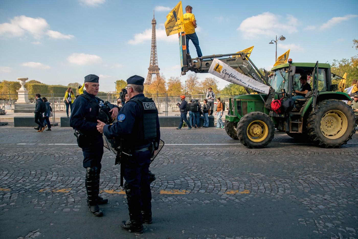Fermierii francezi au blocat centrul Parisului cu tractoarele, furioși pe noul acord comercial european