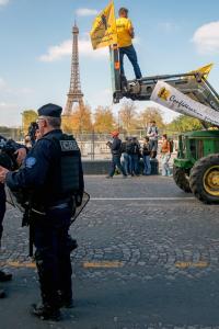 Fermierii francezi au blocat centrul Parisului cu tractoarele, furioși pe noul acord comercial european