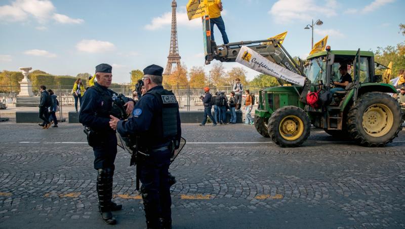 Fermierii francezi au blocat centrul Parisului cu tractoarele, furioși pe noul acord comercial european
