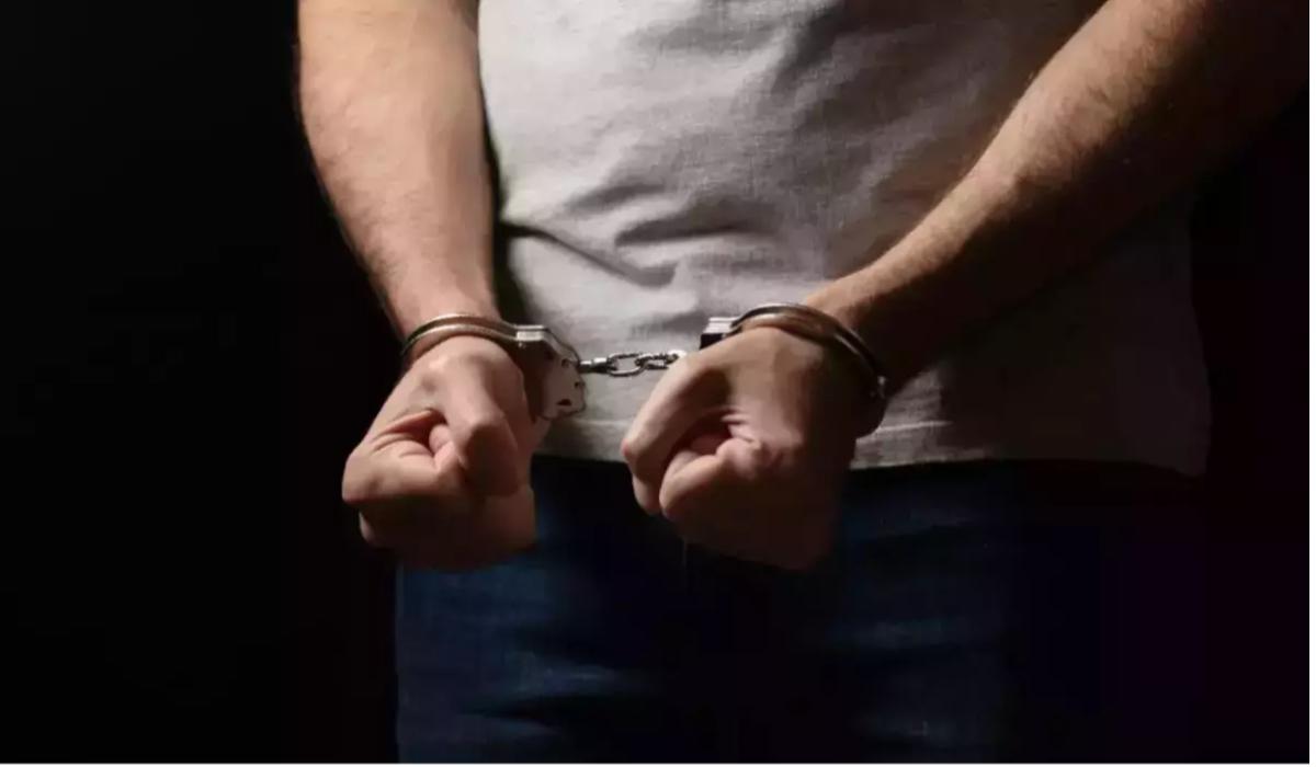 Bărbat de 70 de ani, reţinut după ce ar fi violat o fetiţă de 8 ani. Individul era "prieten de familie"