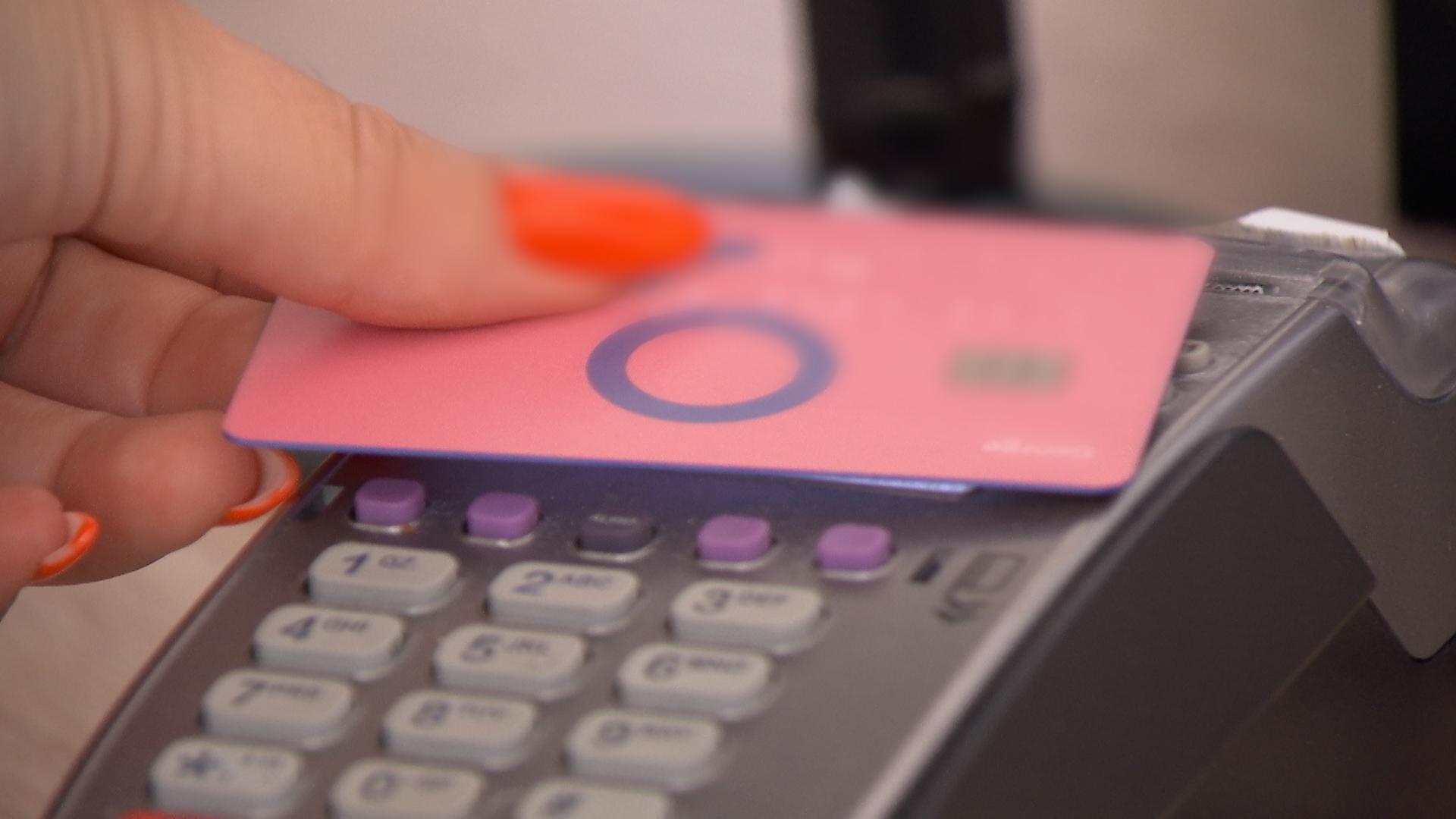 De ce se feresc românii să achite cu cardul atunci când vine curierul: plata cash, preferată