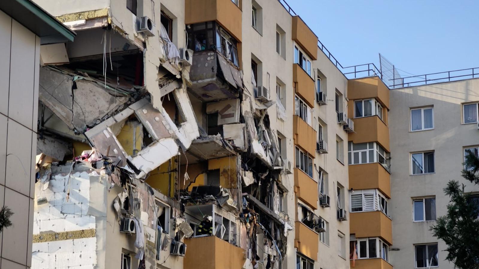 Explozie într-un bloc din Rahova - Imagini de la faţa locului