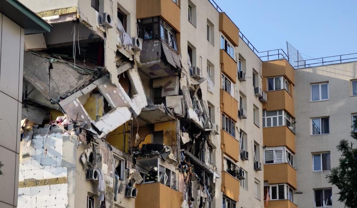 Raed Arafat, după explozia din Rahova: "Blocul e cu risc de colaps. Nu intrați, nici măcar după acte!"