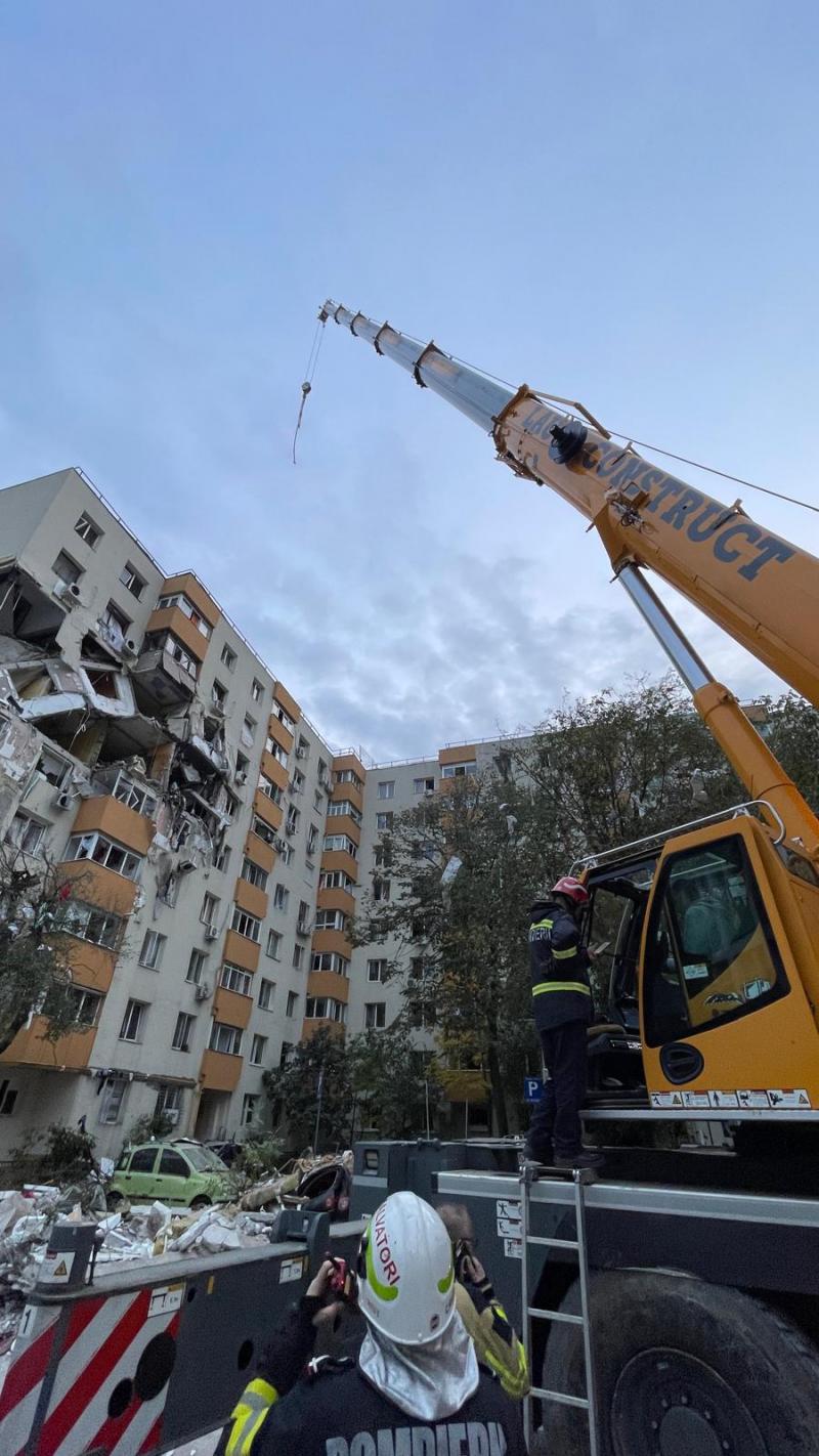 Macara uriașă, folosită pentru extragerea victimelor din Rahova. A ajutat la extragerea trupului femeii însărcinate