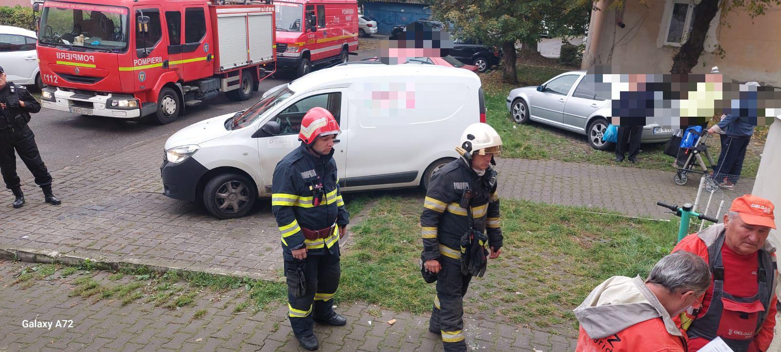 Locuitorii unui bloc din Târgu Mureş au solicitat intervenţia autorităţilor după ce pe scara imobilului s-a siţit miros de gaz