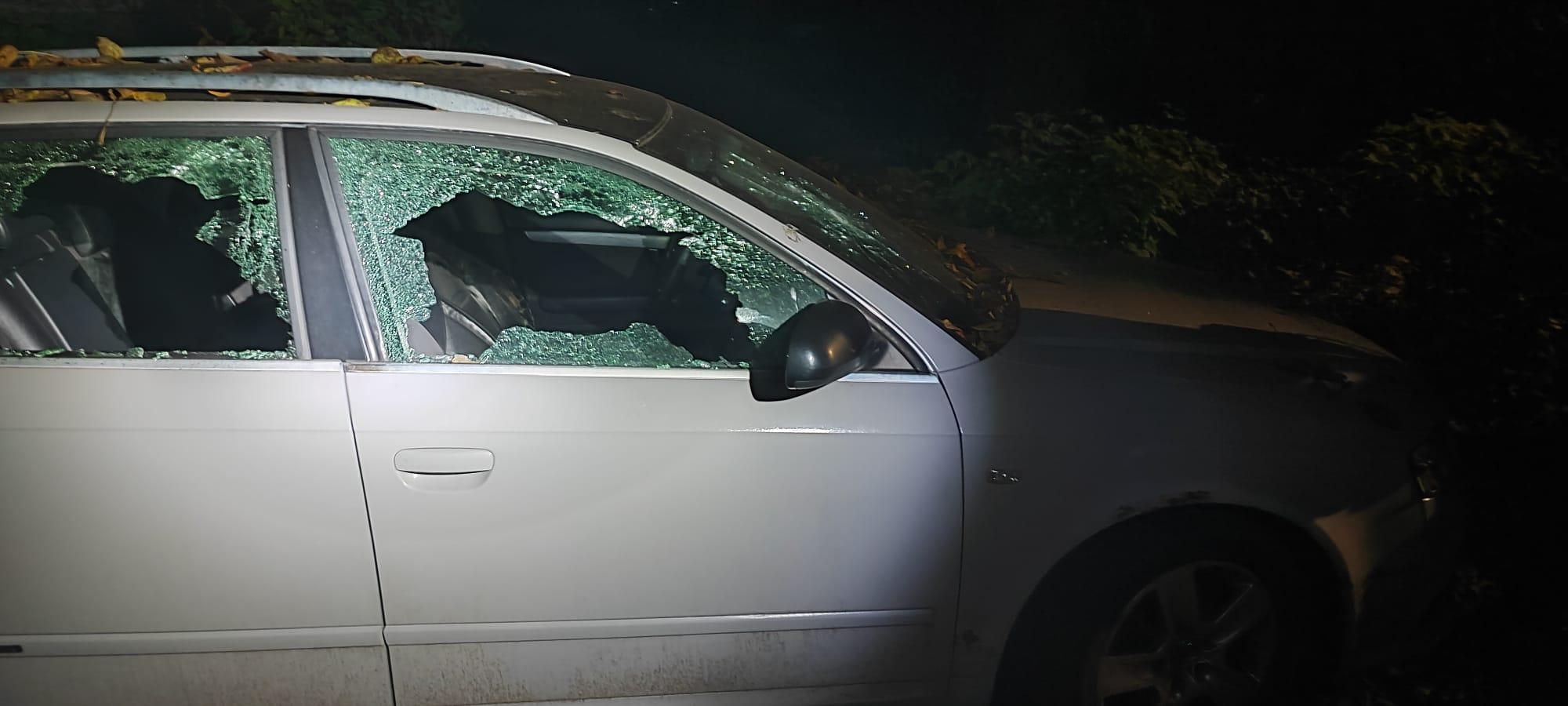 Bărbat prins după ce a făcut praf o maşină cu ranga în miez de noapte. Ce le-a spus jandarmilor