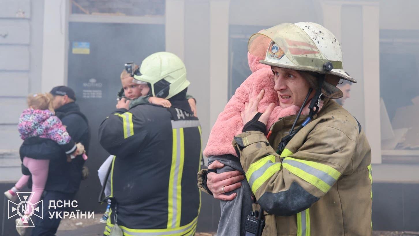 Grădiniţă din Harkov, lovită de un atac rusesc. Copiii au fost scoşi în braţe de sub dărâmături