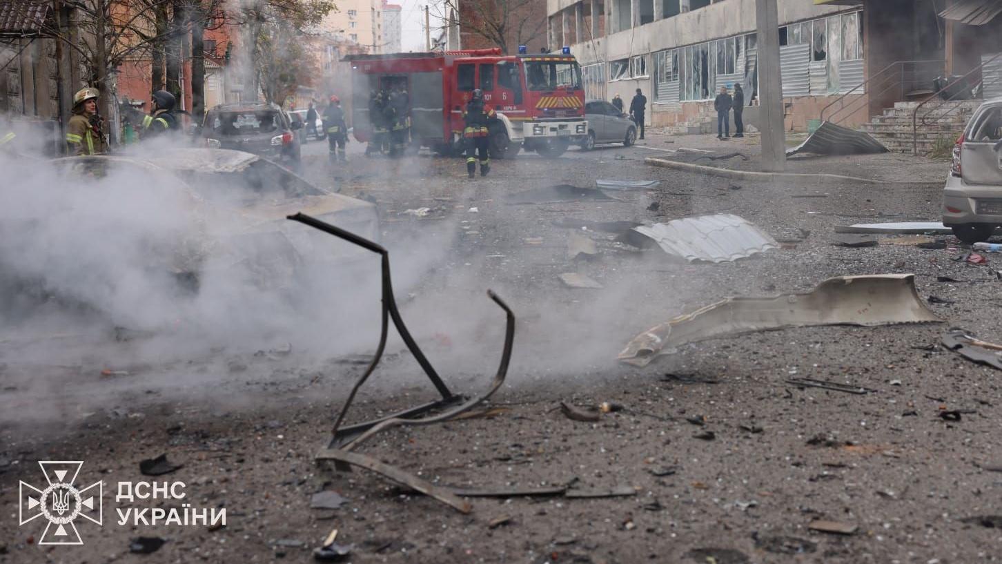 Grădiniţă din Harkov, lovită de un atac rusesc. Copiii au fost scoşi în braţe de sub dărâmături