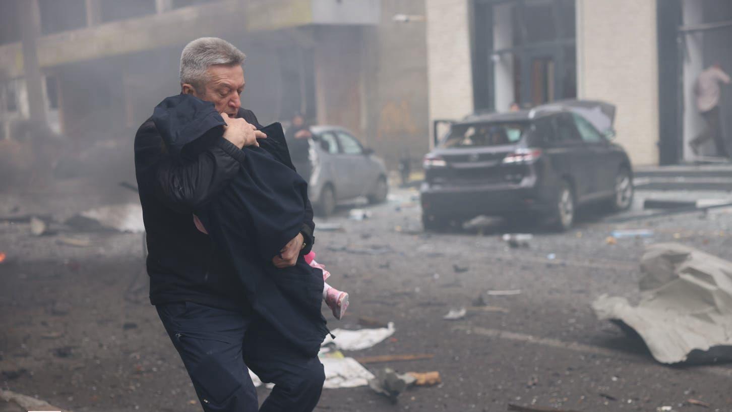 Grădiniţă din Harkov, lovită de un atac rusesc. Copiii au fost scoşi în braţe de sub dărâmături