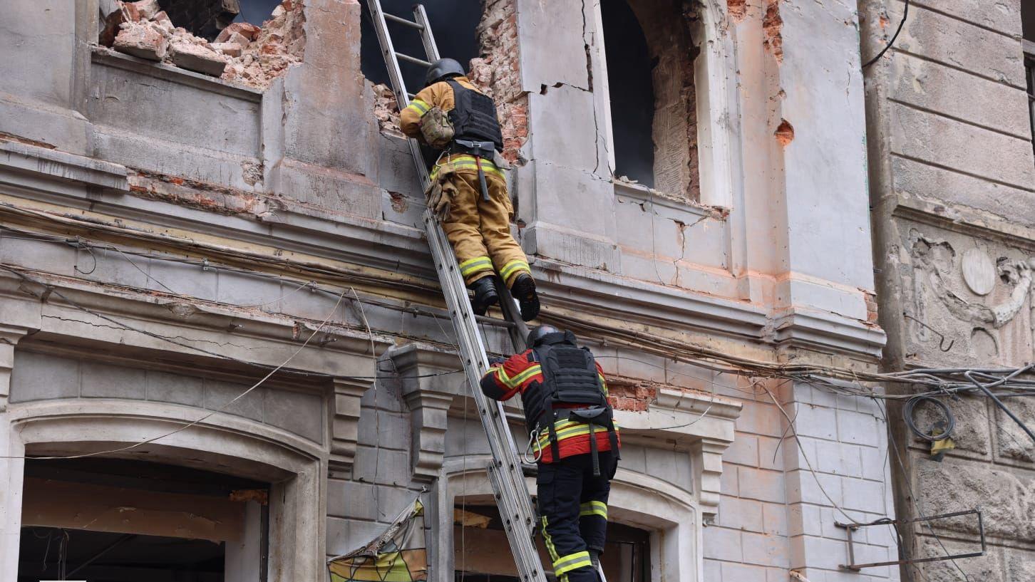 Grădiniţă din Harkov, lovită de un atac rusesc. Copiii au fost scoşi în braţe de sub dărâmături