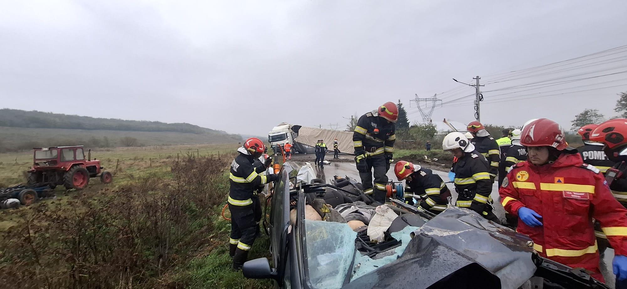 Doi morţi, după ce un camion s-a răsturnat peste o maşină în apropiere de Paşcani. Nu au avut nicio şansă