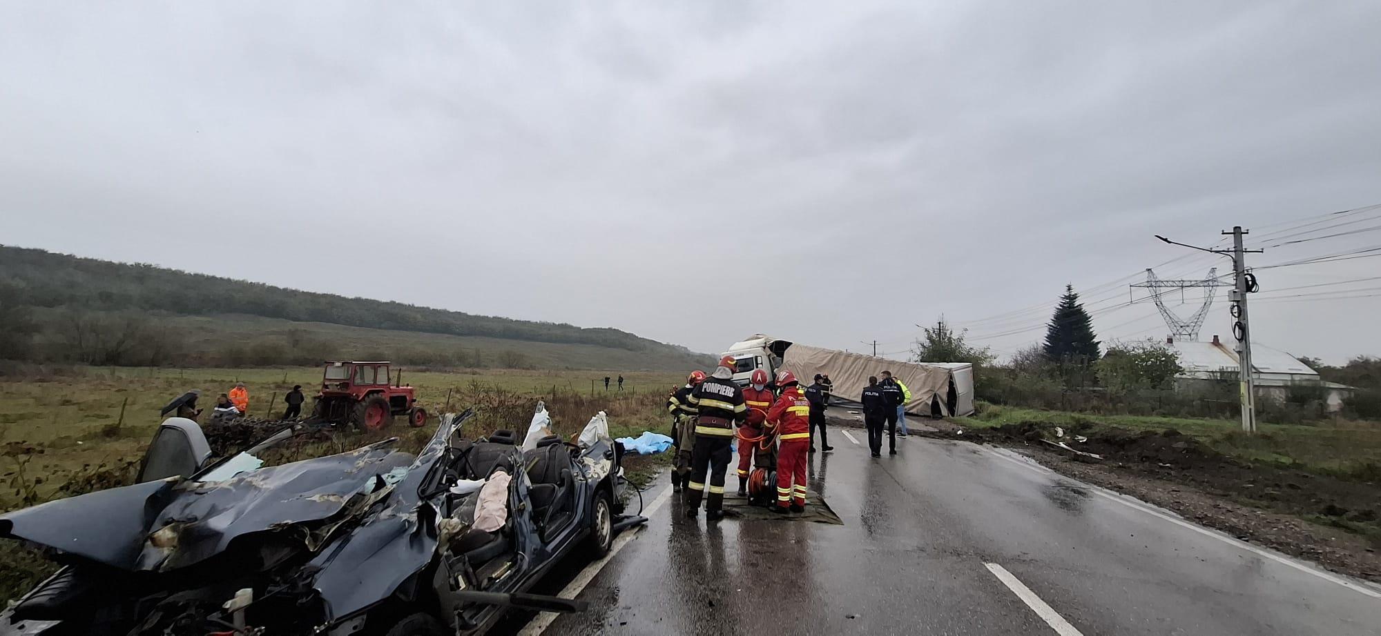 Doi morţi, după ce un camion s-a răsturnat peste o maşină în apropiere de Paşcani. Nu au avut nicio şansă