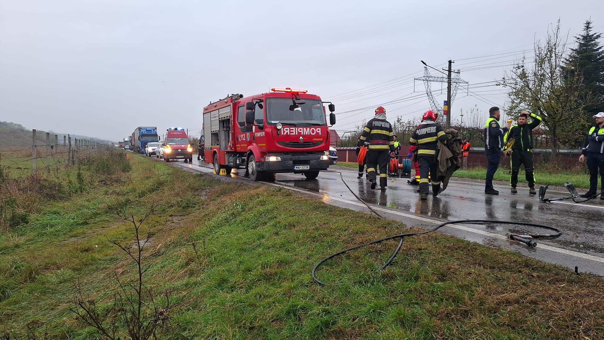 Doi morţi, după ce un camion s-a răsturnat peste o maşină în apropiere de Paşcani. Nu au avut nicio şansă