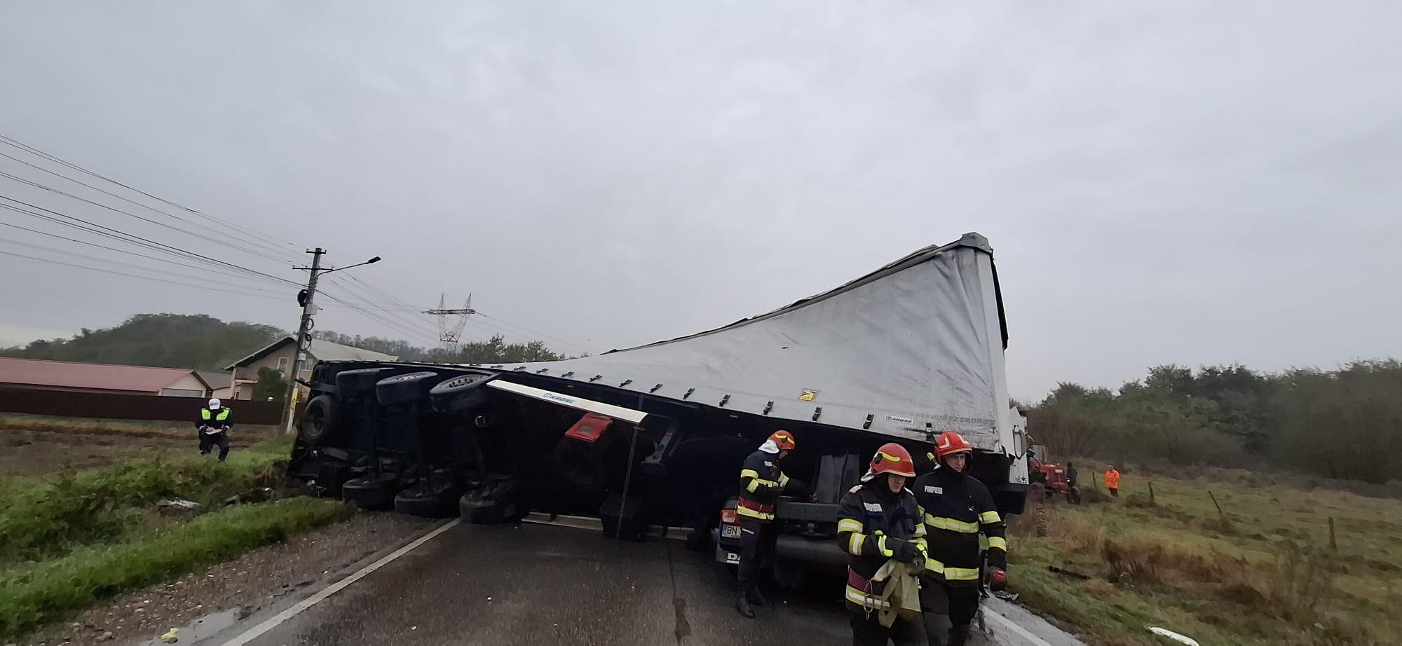 Doi morţi, după ce un camion s-a răsturnat peste o maşină în apropiere de Paşcani. Nu au avut nicio şansă