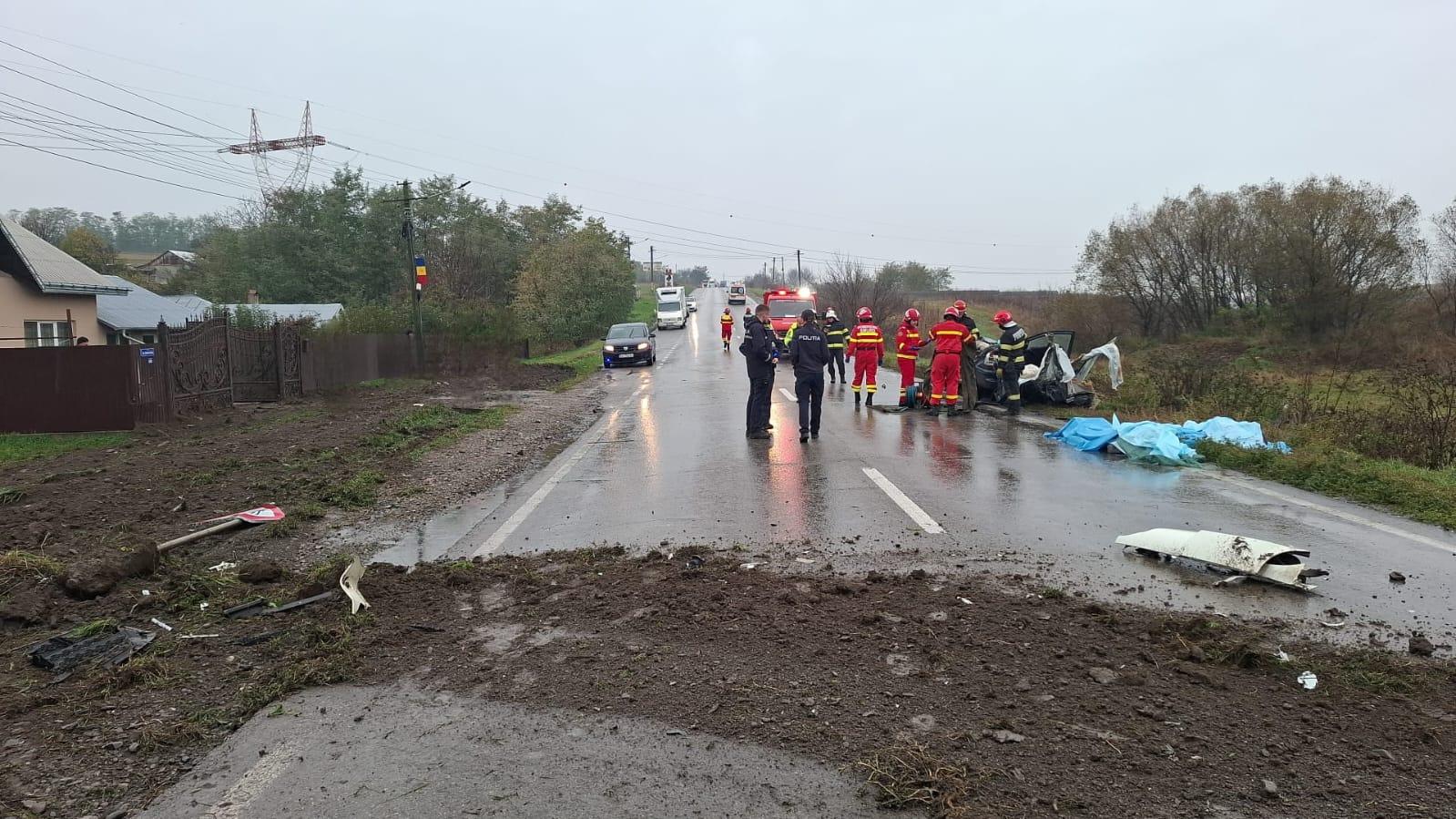 Doi morţi, după ce un camion s-a răsturnat peste o maşină în apropiere de Paşcani. Nu au avut nicio şansă