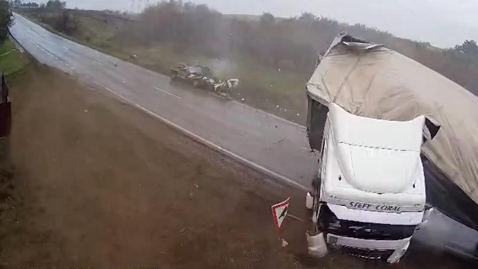 Momentul impactului când camionul se răstoarnă peste o maşină în Iaşi. Moartea a venit într-o secundă