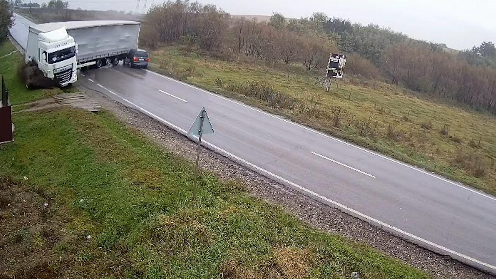 Momentul impactului când camionul se răstoarnă peste o maşină în Iaşi. Moartea a venit într-o secundă