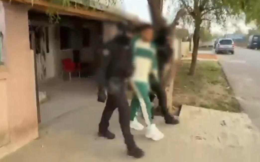 Doi bărbați au comandat colete de 100.000 lei, apoi unul s-a angajat curier să le fure din depozit