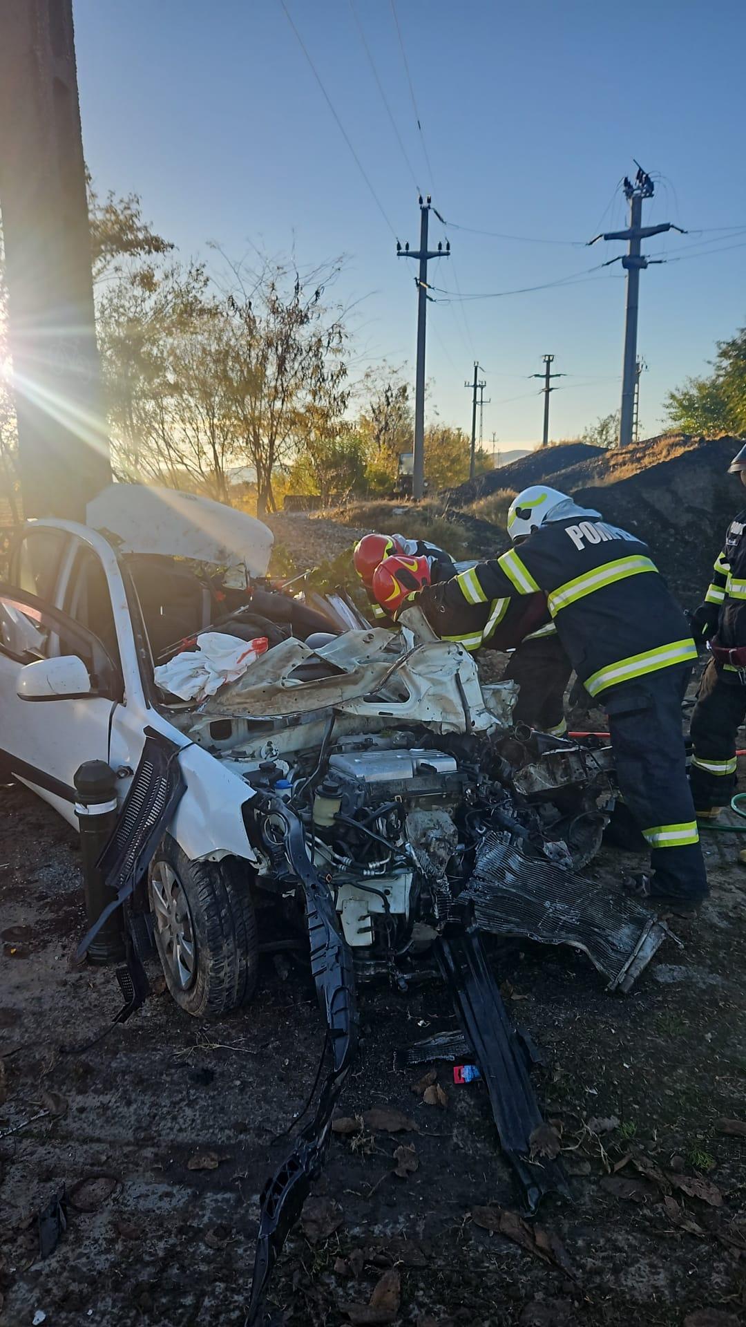 Accident grav în Tulcea. Şoferul unei maşini a intrat pe contrasens şi a lovit în plin un tractor
