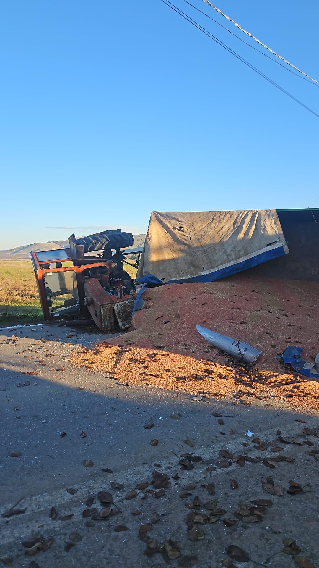 Accident grav în Tulcea. Şoferul unei maşini a intrat pe contrasens şi a lovit în plin un tractor
