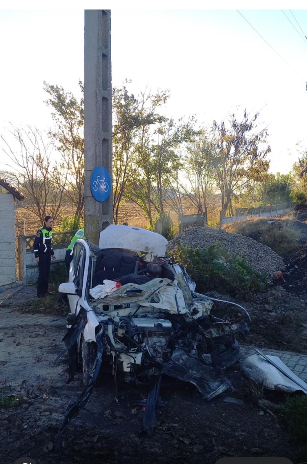 Accident grav în Tulcea. Şoferul unei maşini a intrat pe contrasens şi a lovit în plin un tractor