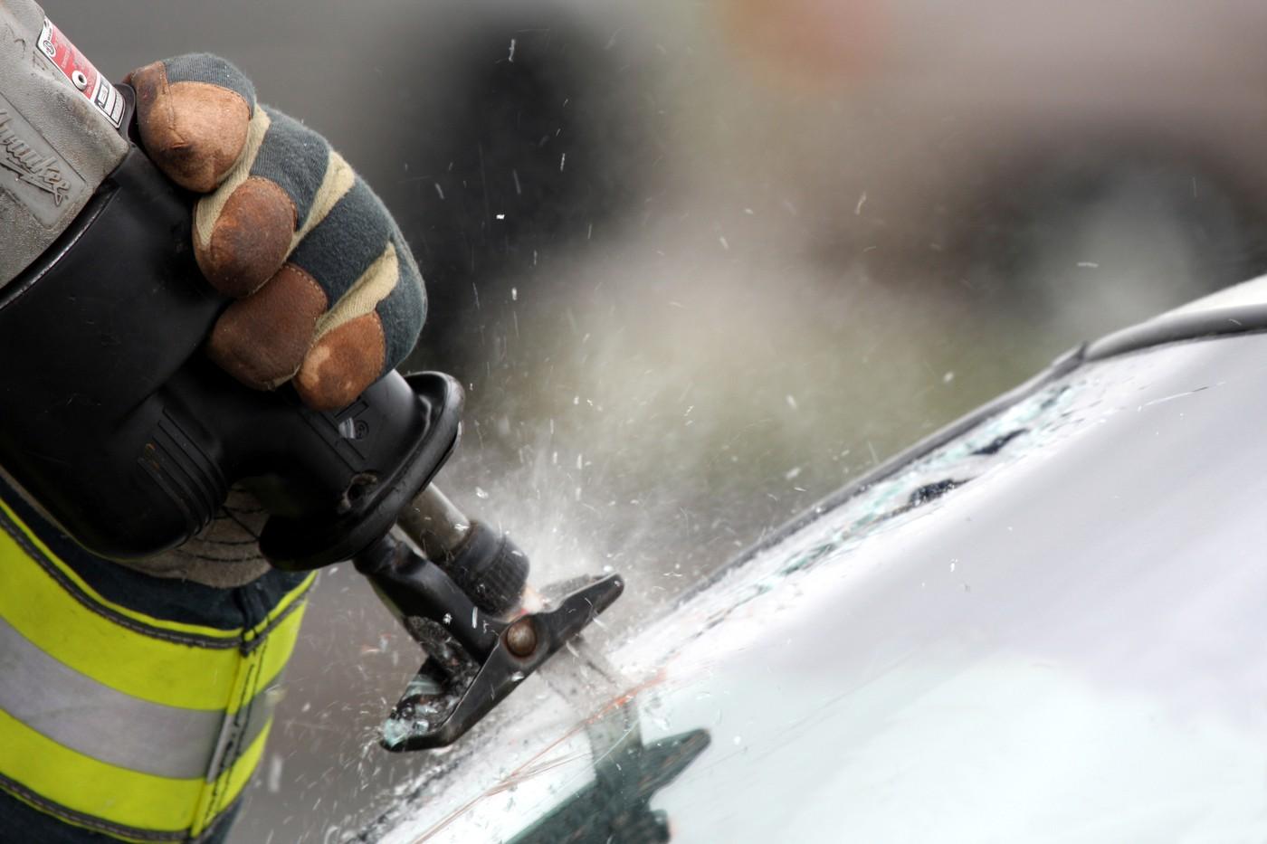 Accident grav în Tulcea. Şoferul unei maşini a intrat pe contrasens şi a lovit în plin un tractor