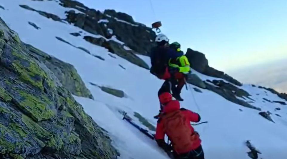 Doi turiști au murit, după ce au căzut sute de metri pe o pantă în Munții Făgăraș. Un al treilea a fost salvat