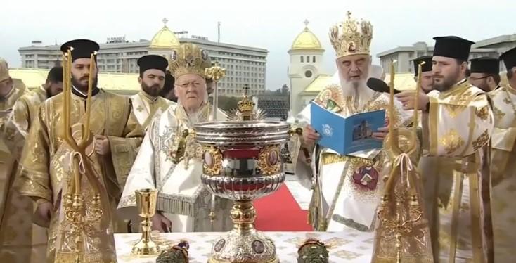 A început sfinţirea picturii Catedralei Naţionale. Patriarhii Daniel şi Bartolomeu oficiază slujba