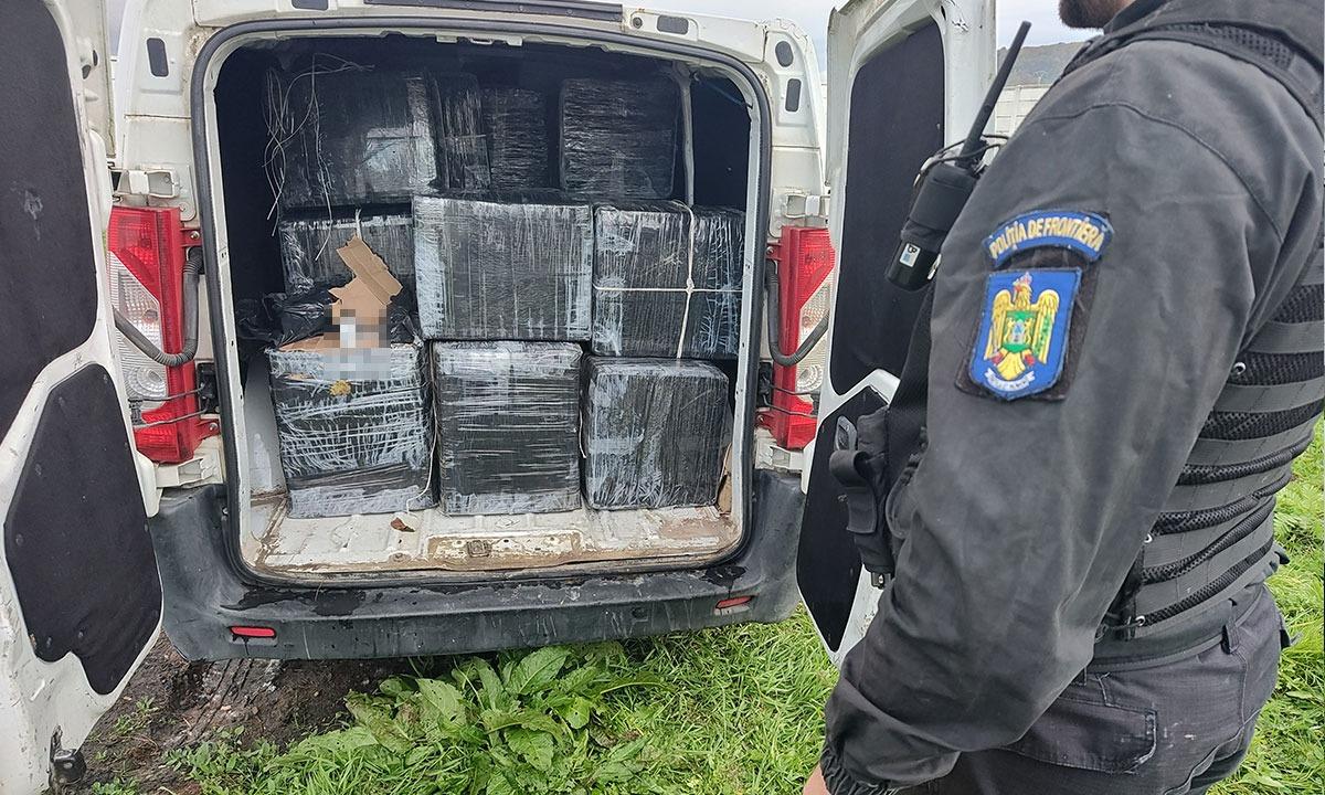 Microbuz încărcat cu ţigări de contrabandă, urmărit în trafic de poliţiştii de frontieră din Maramureş