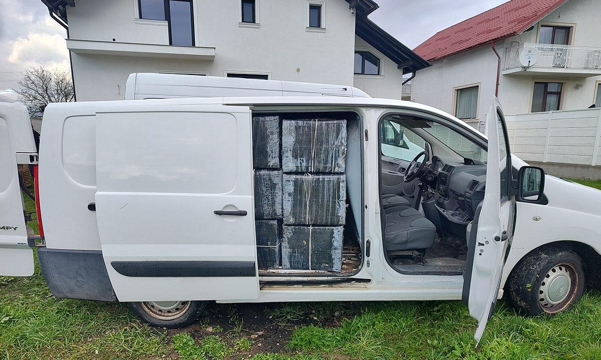 Microbuz încărcat cu ţigări de contrabandă, urmărit în trafic de poliţiştii de frontieră din Maramureş