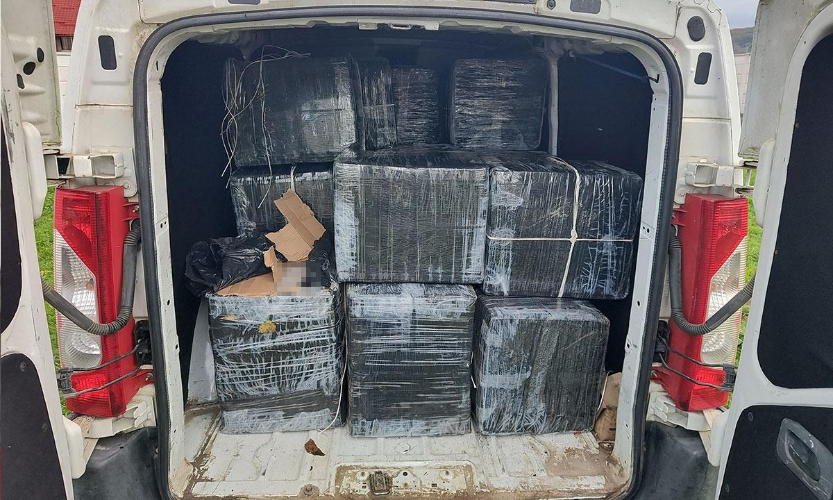 Microbuz încărcat cu ţigări de contrabandă, urmărit în trafic de poliţiştii de frontieră din Maramureş