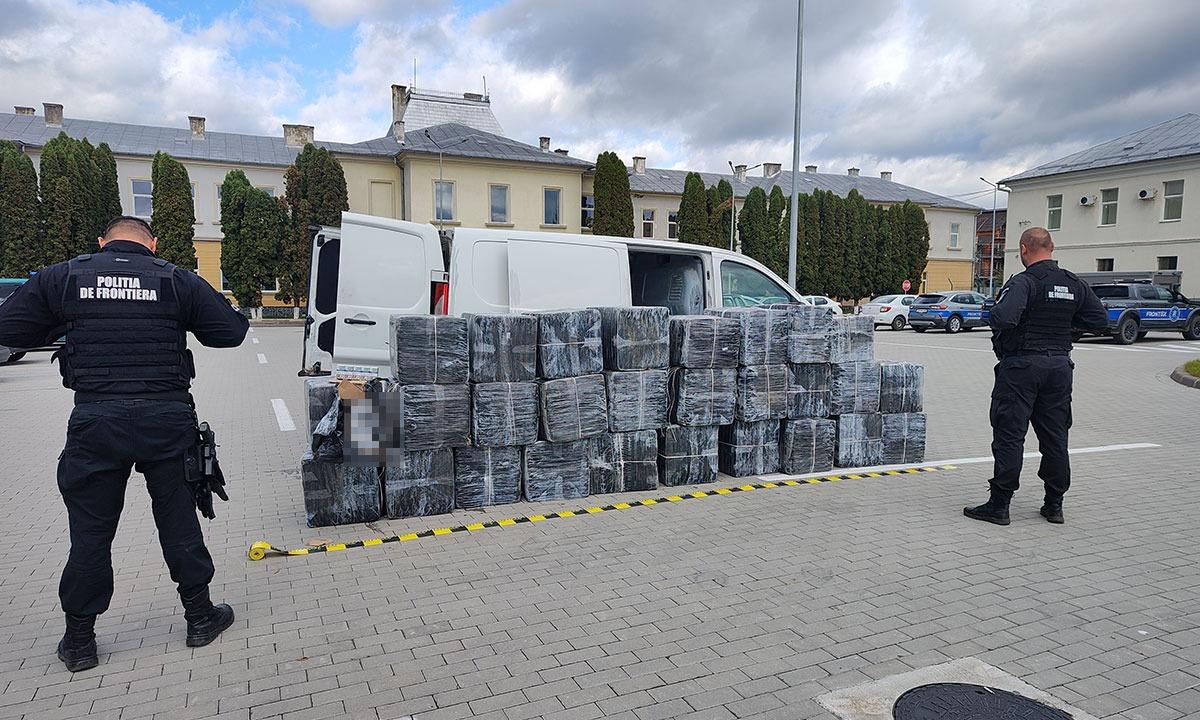 Microbuz încărcat cu ţigări de contrabandă, urmărit în trafic de poliţiştii de frontieră din Maramureş