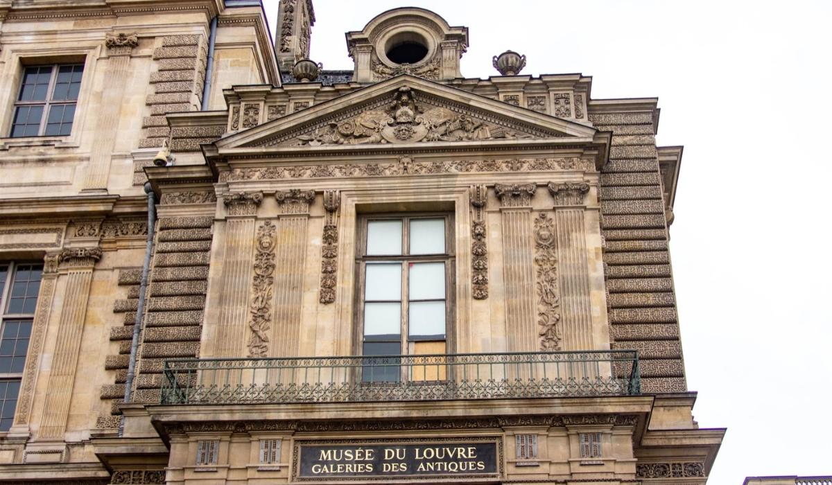 Autorităţile franceze au arestat doi bărbaţi suspectaţi că au participat la jaful de la Muzeul Luvru
