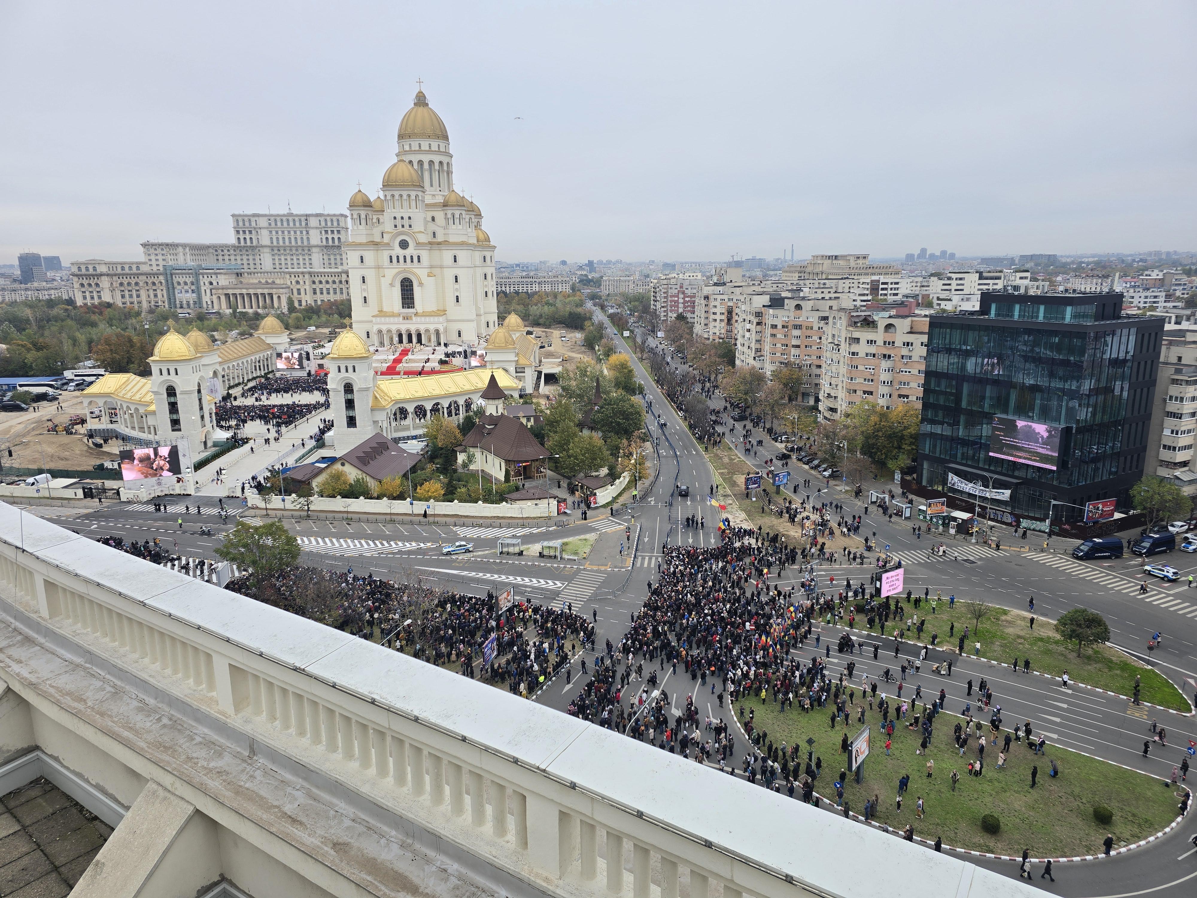 Ziua inaugurării Catedralei Naționale, sub semnul emoţiei, credinţei, dar şi al huiduielilor