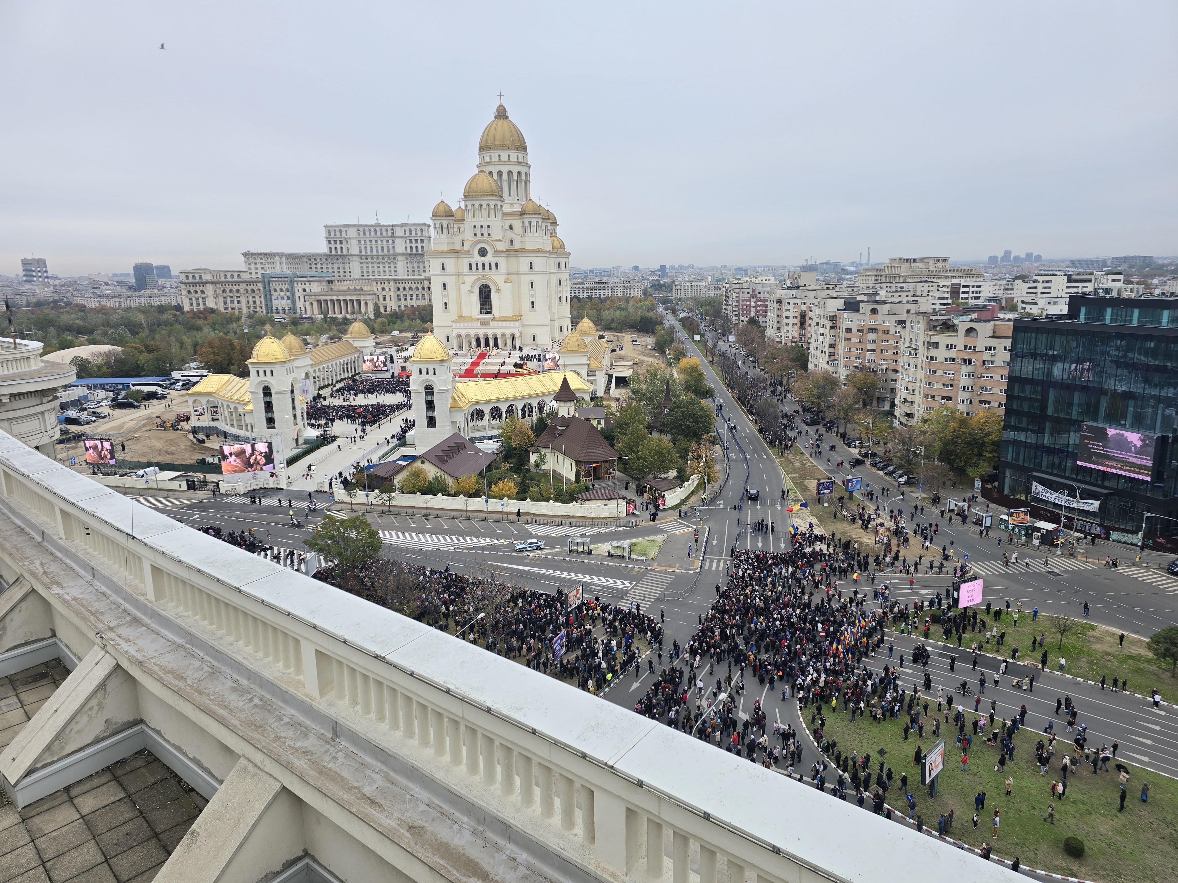Ziua inaugurării Catedralei Naționale, sub semnul emoţiei, credinţei, dar şi al huiduielilor