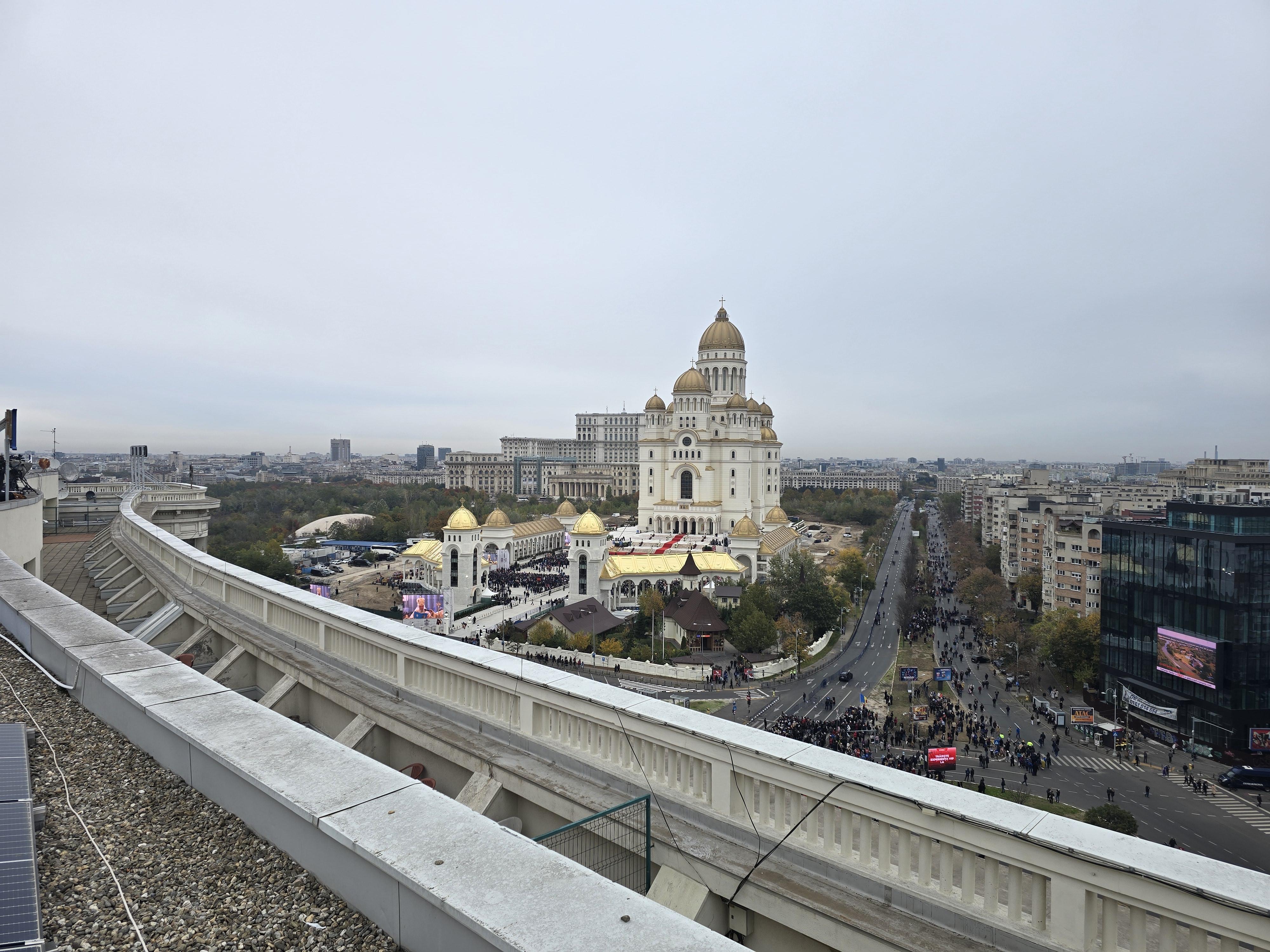 Ziua inaugurării Catedralei Naționale, sub semnul emoţiei, credinţei, dar şi al huiduielilor