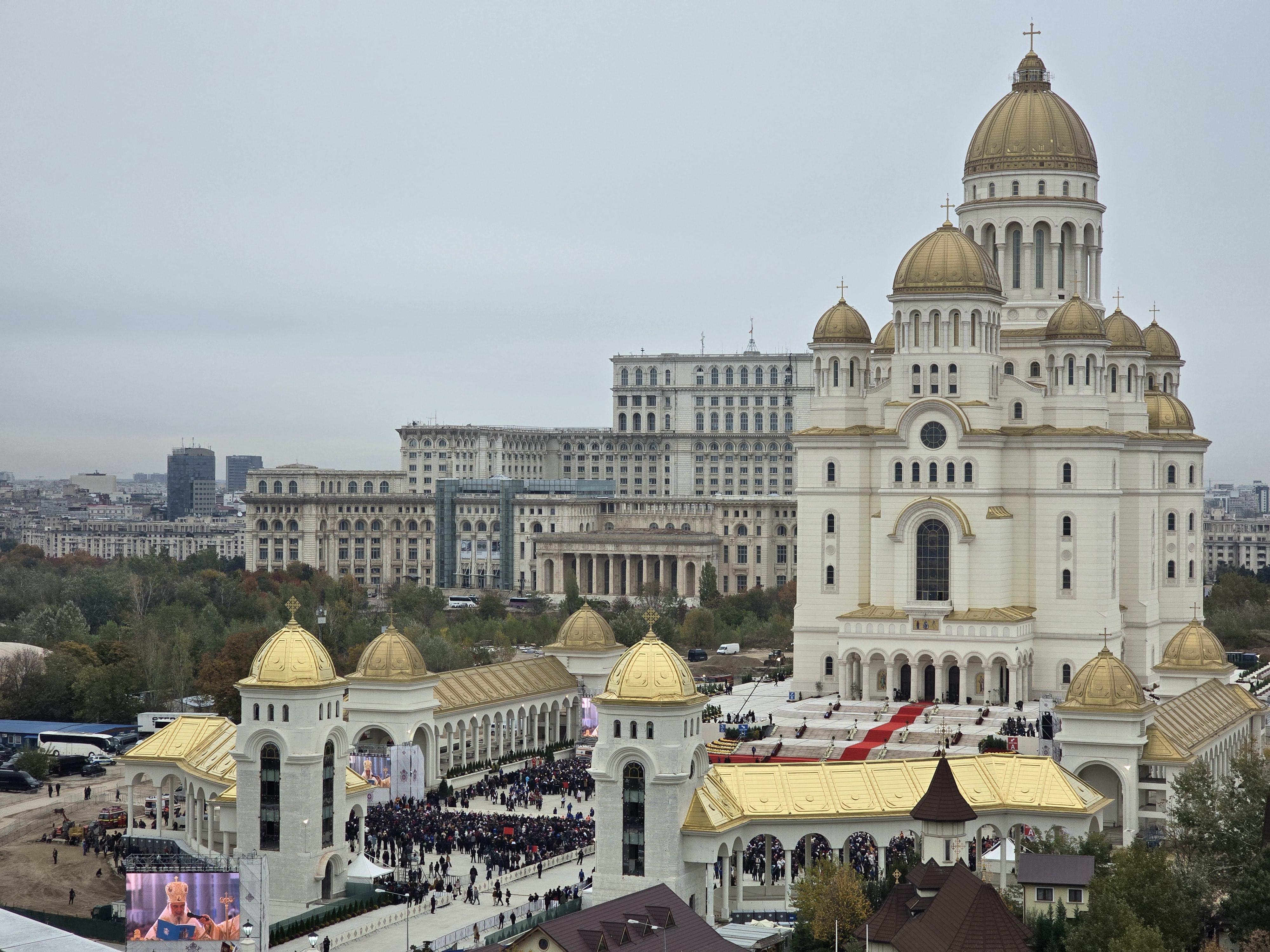 Ziua inaugurării Catedralei Naționale, sub semnul emoţiei, credinţei, dar şi al huiduielilor