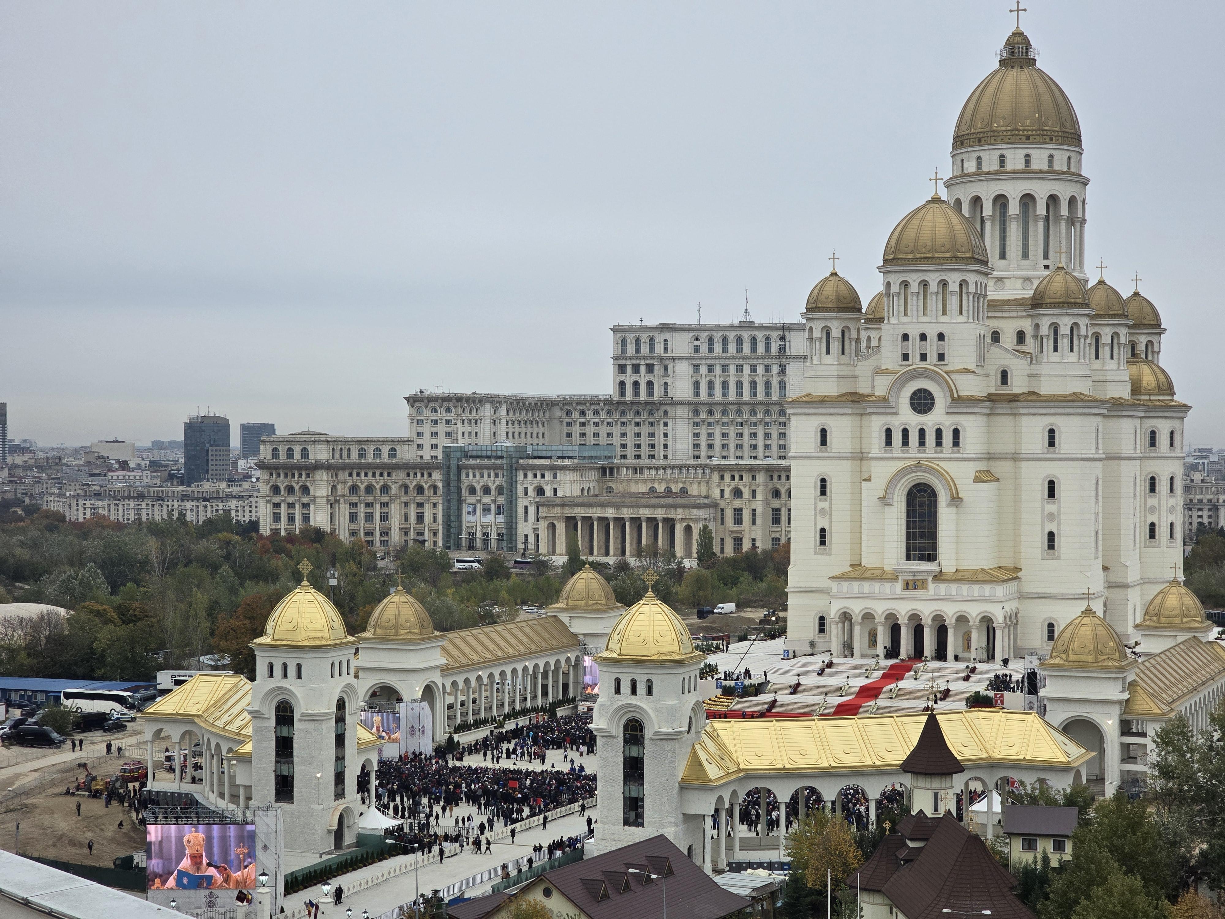 Ziua inaugurării Catedralei Naționale, sub semnul emoţiei, credinţei, dar şi al huiduielilor