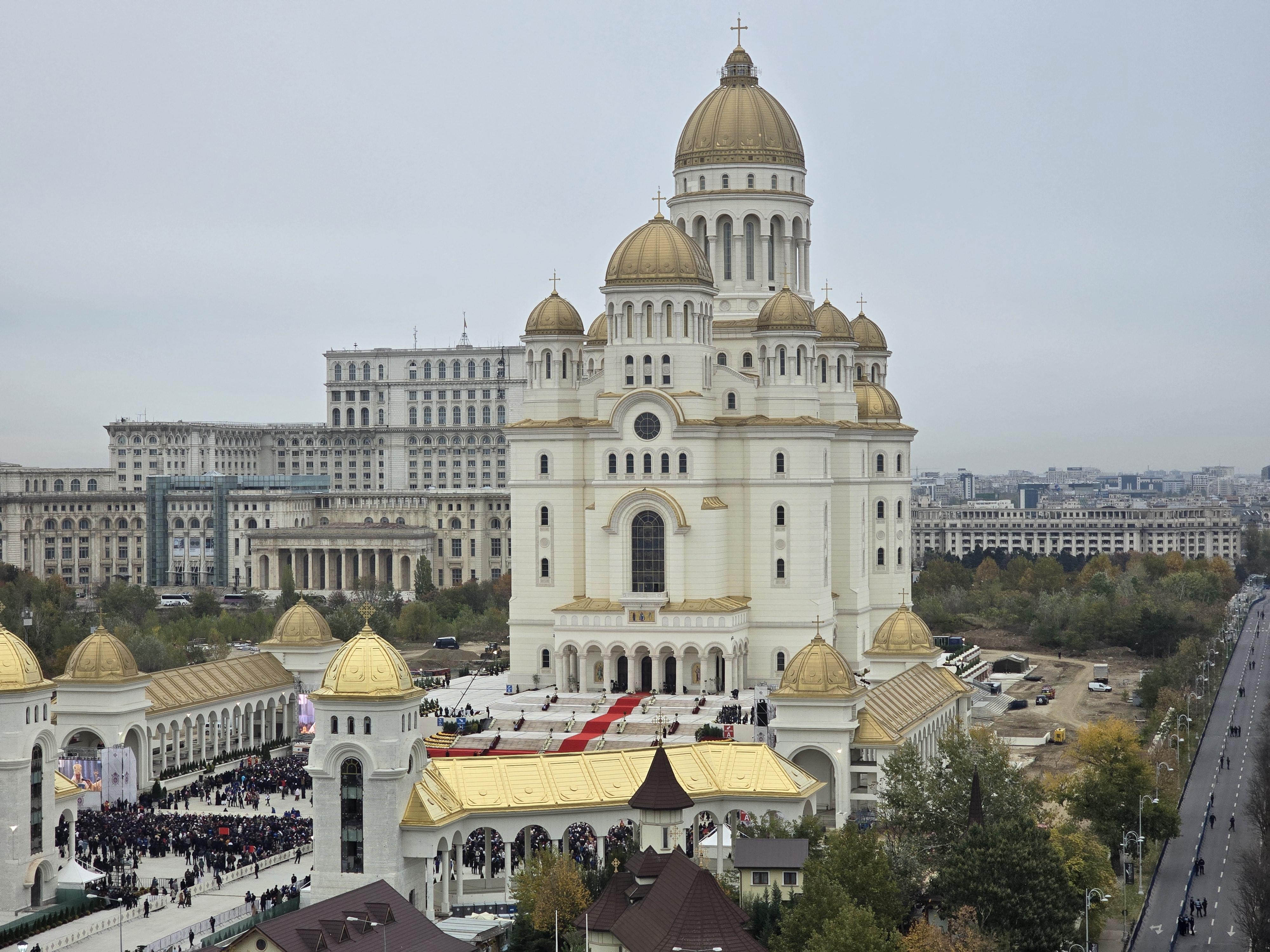 Ziua inaugurării Catedralei Naționale, sub semnul emoţiei, credinţei, dar şi al huiduielilor