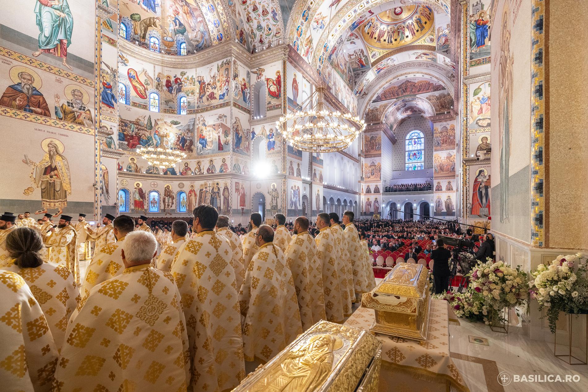 Ziua inaugurării Catedralei Naționale, sub semnul emoţiei, credinţei, dar şi al huiduielilor