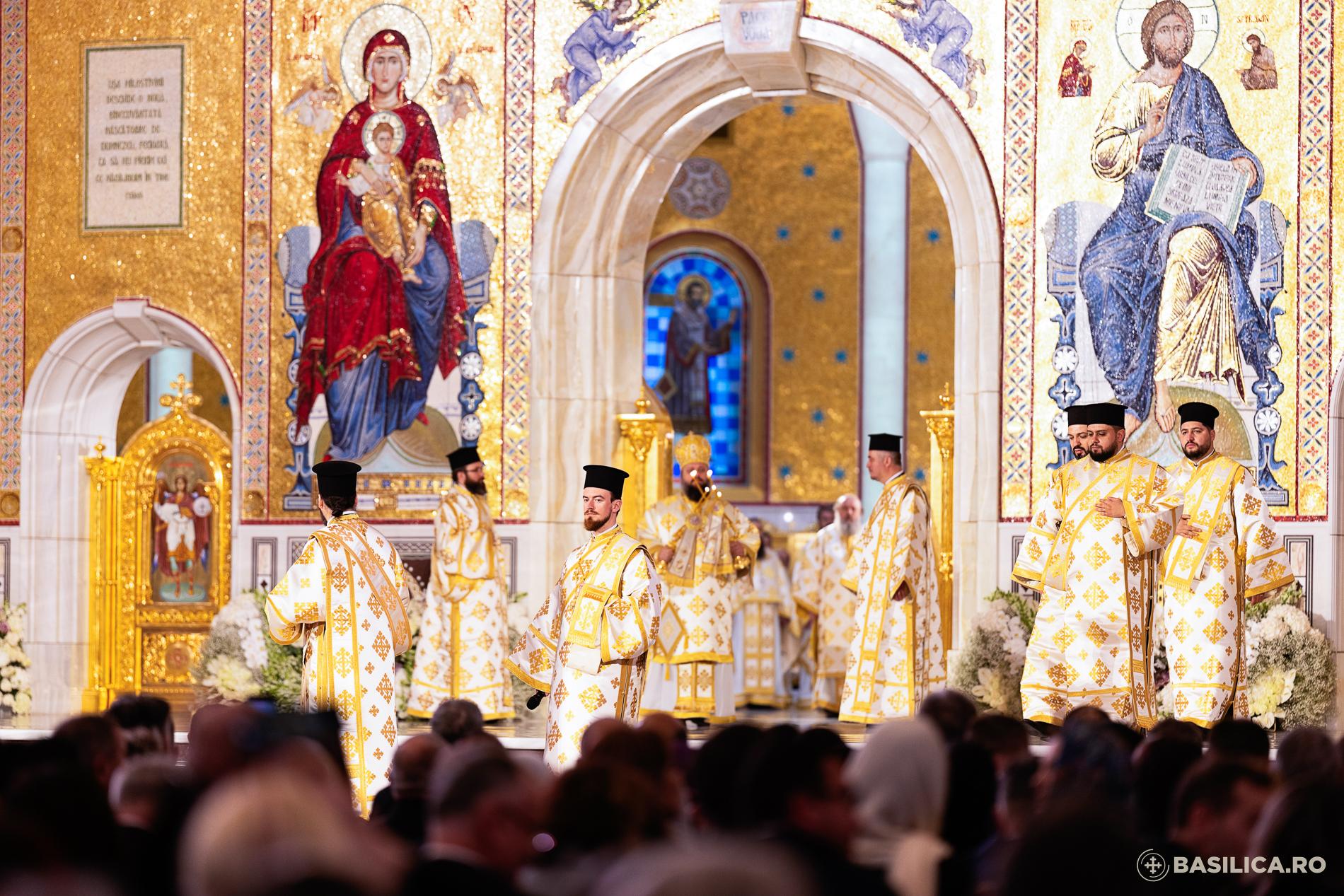 Ziua inaugurării Catedralei Naționale, sub semnul emoţiei, credinţei, dar şi al huiduielilor