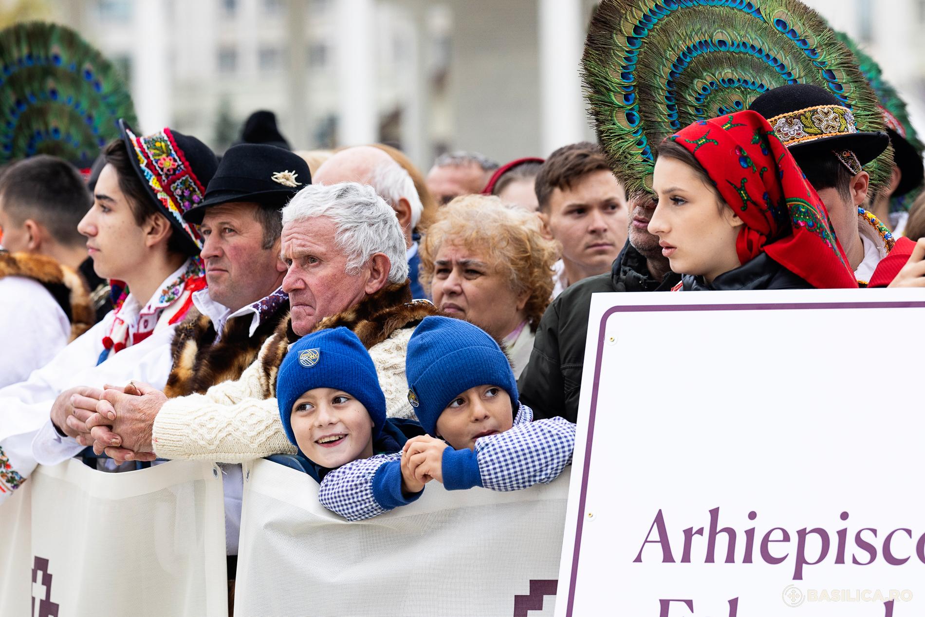 Ziua inaugurării Catedralei Naționale, sub semnul emoţiei, credinţei, dar şi al huiduielilor
