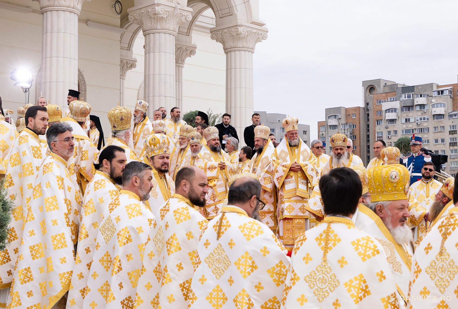 Ziua inaugurării Catedralei Naționale, sub semnul emoţiei, credinţei, dar şi al huiduielilor