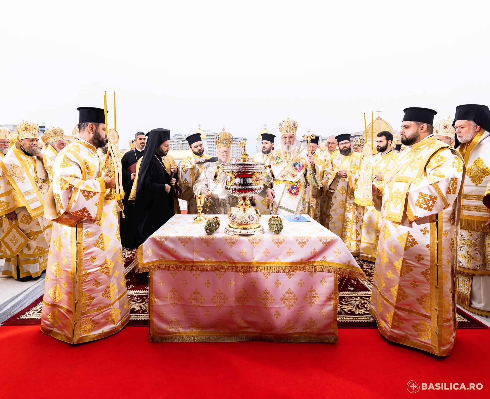 Ziua inaugurării Catedralei Naționale, sub semnul emoţiei, credinţei, dar şi al huiduielilor